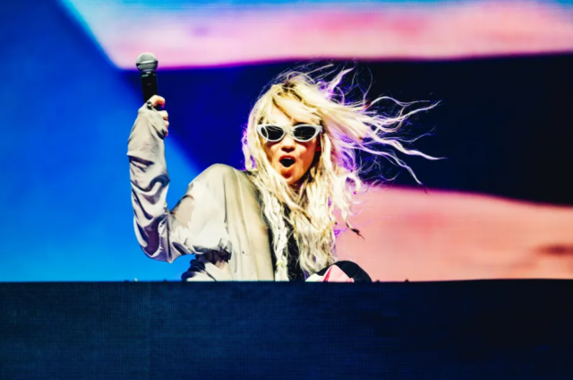grimes apologises for technical issues during coachella set grimes apologises for technical issues during coachella set