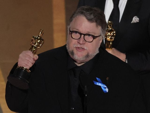 guillermo del toro live tweets experiences in haunted scottish hotel while filming frankenstein
