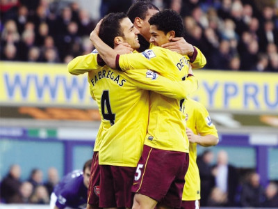 gunners go second as sagna silences everton