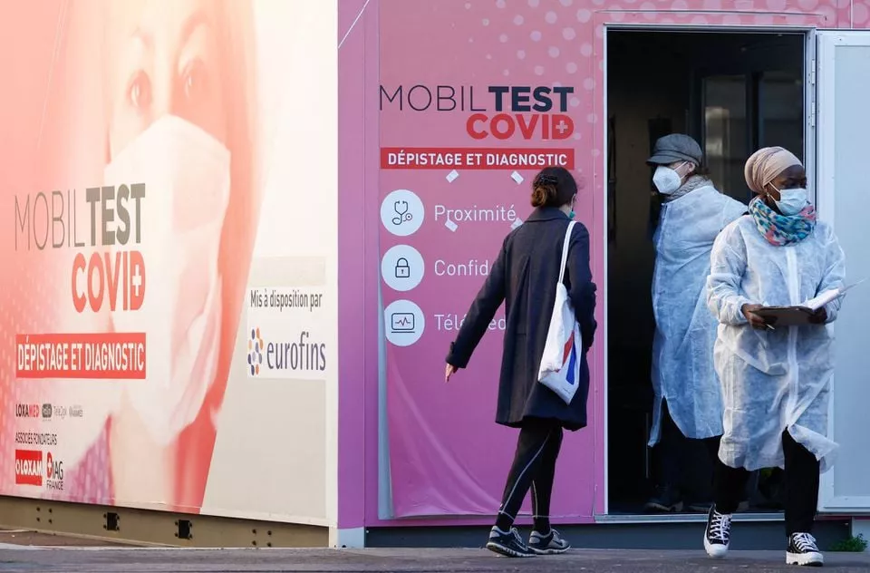 a woman arrives at a mobile coronavirus disease covid 19 testing booth in paris france december 31 2021 photo reuters a woman arrives at a mobile coronavirus disease covid 19 testing booth in paris france december 31 2021 photo reuters