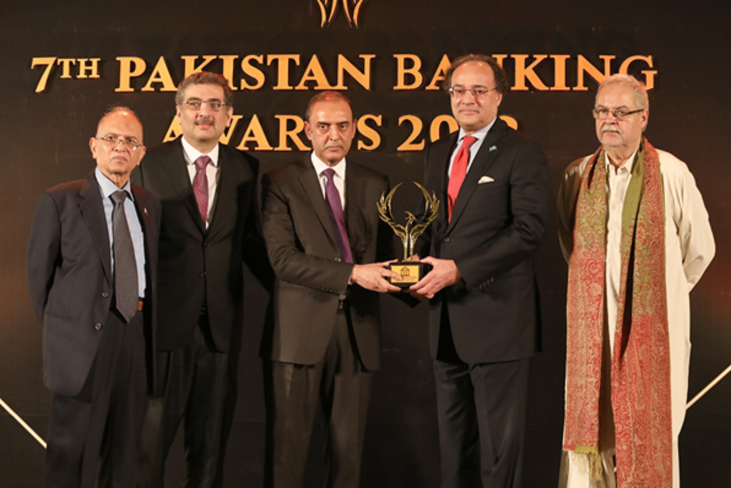 hbl president muhammad aurangzeb 4th from left receives the award from sbp governor jameel ahmad 3rd from left at the pakistan banking awards 2022 photo express