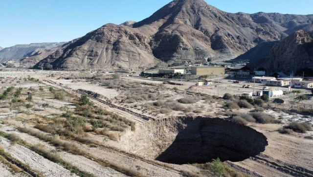 a sinkhole that was exposed last week has doubled in size at a mining zone close to tierra amarilla town in copiapo chile august 7 2022 photo reuters a sinkhole that was exposed last week has doubled in size at a mining zone close to tierra amarilla town in copiapo chile august 7 2022 photo reuters