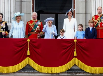 beaming queen elizabeth waves to crowds celebrating platinum jubilee
