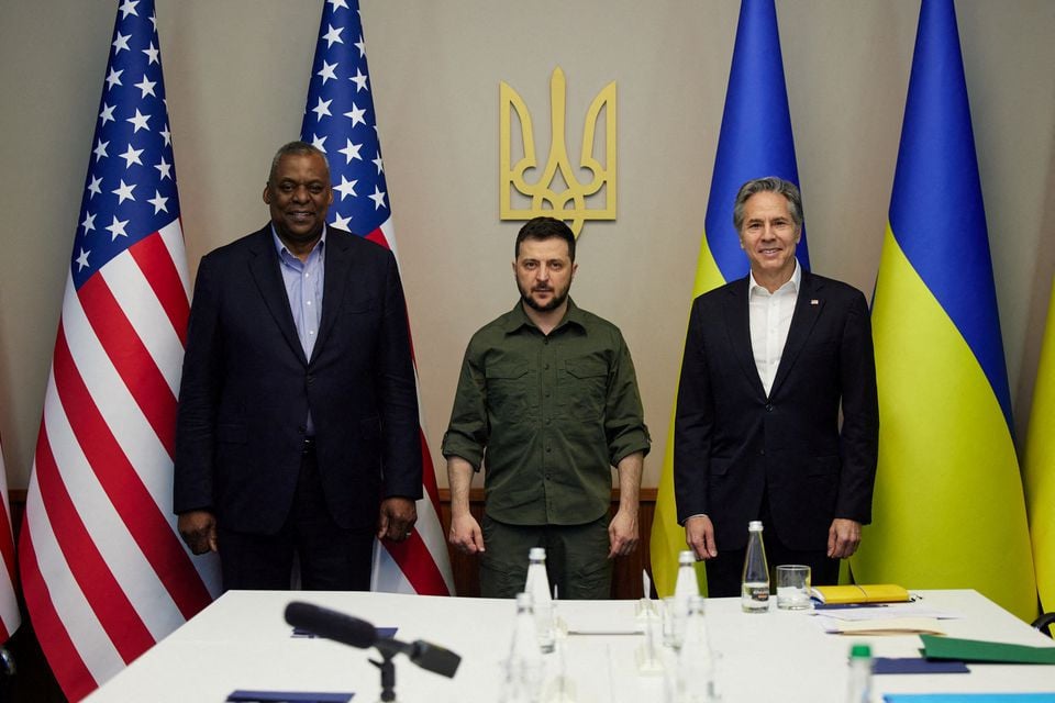 ukraine s president volodymyr zelenskiy poses for a picture with us secretary of state antony blinken and us defense secretary lloyd austin before a meeting as russia s attack on ukraine continues in kyiv ukraine april 24 2022 ukrainian presidential press service handout via reuters