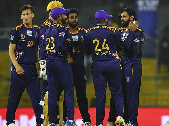 galle gladiators mohammad hafeez celebrates with teammates after the dismissal of jaffna kings upul tharanga during the lanka premier league lpl match between the galle gladiators and jaffna kings at the r premadasa stadium in colombo on december 5 photo afp