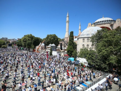 pakistan gives extensive coverage of friday prayer at hagia sophia pakistan gives extensive coverage of friday prayer at hagia sophia