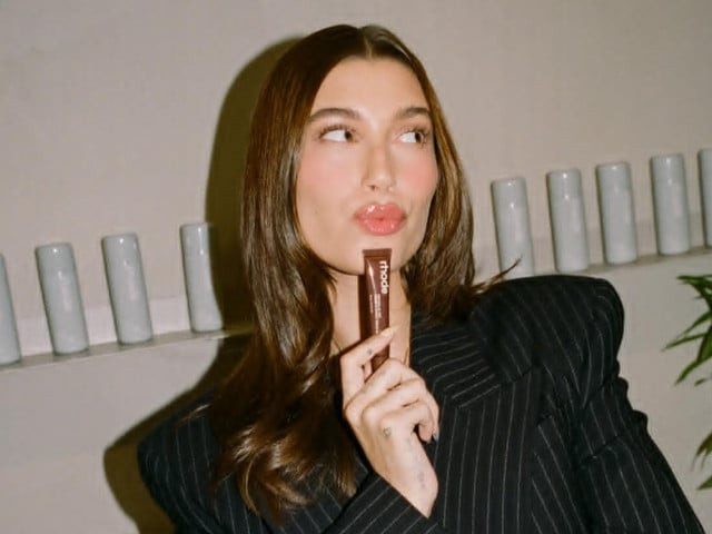 hailey bieber shows off baby bump at rhode pop up event in nyc hailey bieber shows off baby bump at rhode pop up event in nyc