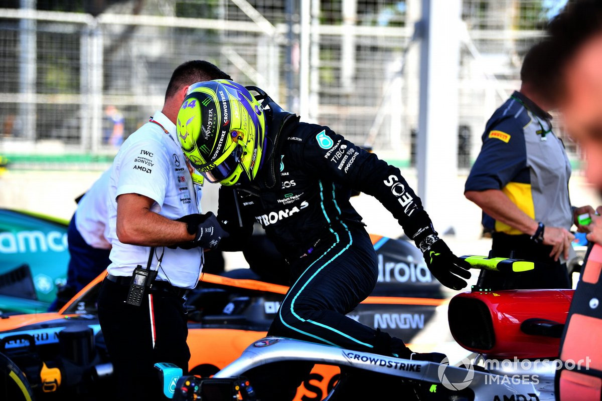 Photo of Hamilton's back pain causes concern for Mercedes