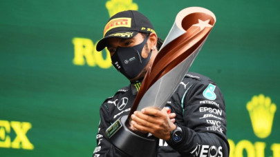 mercedes aiming to start hamilton contract talks in days mercedes aiming to start hamilton contract talks in days