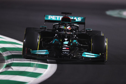 hamilton snatches pole for saudi arabian gp