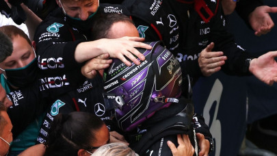 hamilton takes his 100th f1 win with victory in russia hamilton takes his 100th f1 win with victory in russia