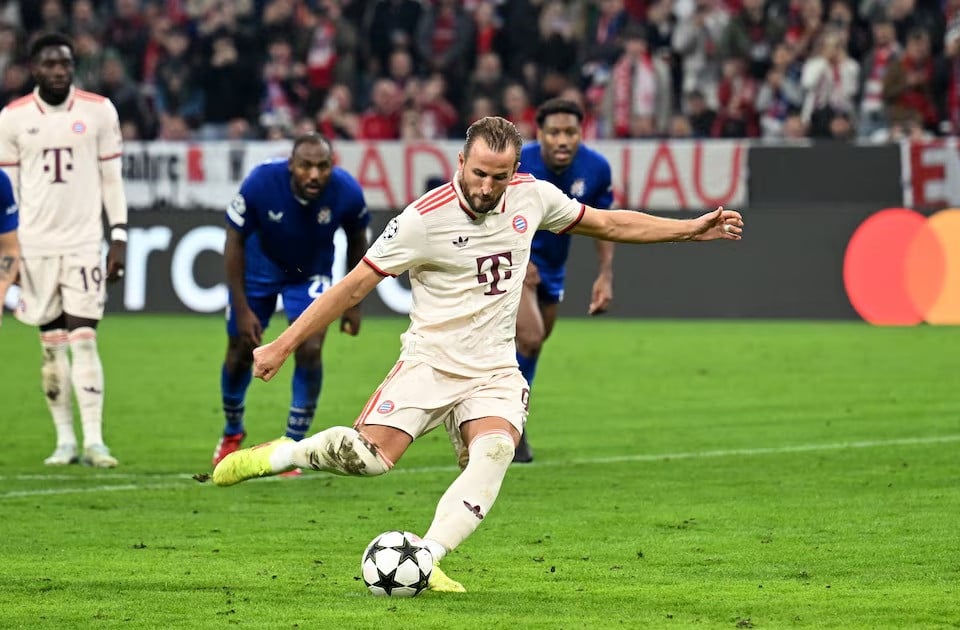 bayern munich s harry kane scores their sixth goal from the penalty spot to complete a hat trick during champions league match against gnk dinamo zagreb at allianz arena munich germany on september 17 2024 photo reuters