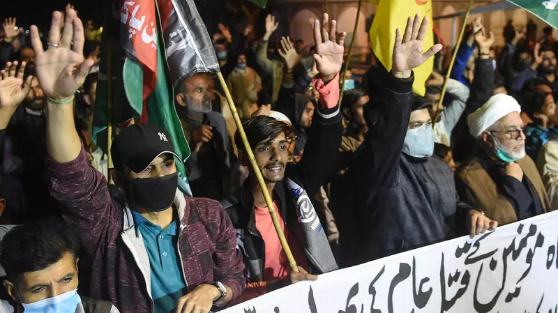 up to 2 500 protesters gathered with eight of the bodies in coffins and blocked a bypass on the outskirts of quetta photo afp