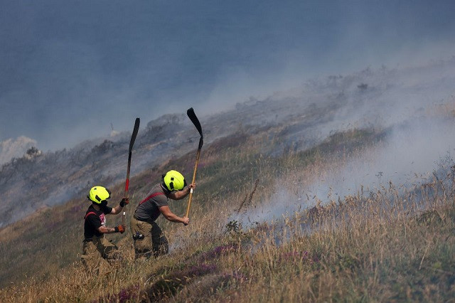 firefighters attend a gorse bush fire during a heatwave near zennor cornwall britain july 19 2022 photo reuters