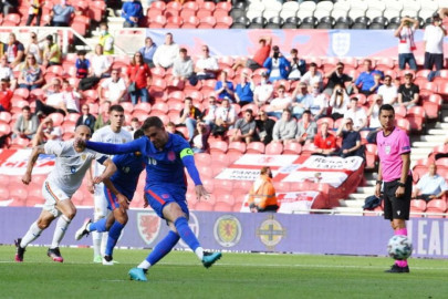 england manager unhappy with henderson s failed penalty stunt