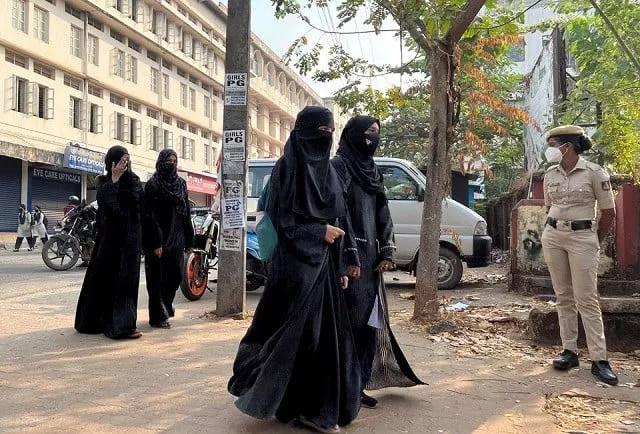 hijab wearing students arrive to attend classes as a policewoman stands guard outside a government girls school after the recent hijab ban in udupi town in the southern state of karnataka india february 16 2022 photo reuters hijab wearing students arrive to attend classes as a policewoman stands guard outside a government girls school after the recent hijab ban in udupi town in the southern state of karnataka india february 16 2022 photo reuters