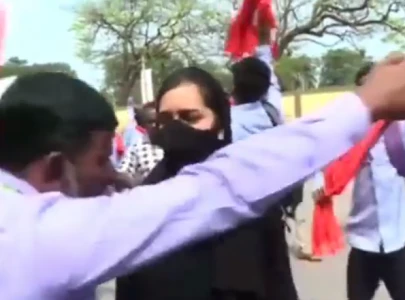 hijab clad muslim student confronts rss goons in india s karnataka