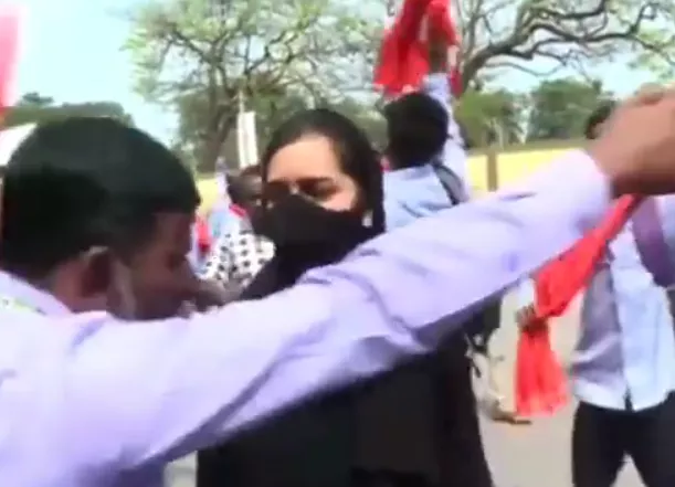 hijab wearing muslim student was heckled by hindu far right group in india s southern karnataka state screengrab hijab wearing muslim student was heckled by hindu far right group in india s southern karnataka state screengrab