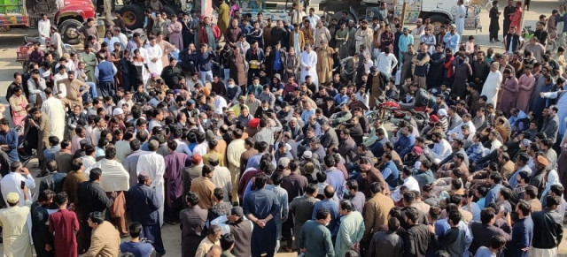 protesters block national highway over killing of hindu businessman in ghotki protesters block national highway over killing of hindu businessman in ghotki