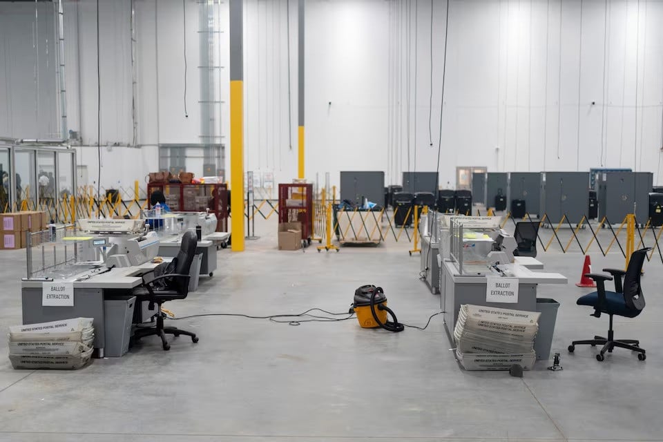 desks are unoccupied at fulton county operations hub and elections centre the day before the us presidential election in atlanta georgia us november 4 2024 photo reuters