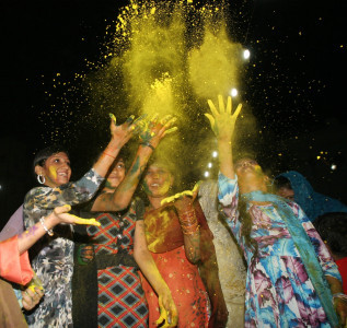 at swami narayan mandir wear old clothes to holi but come with a fresh spirit