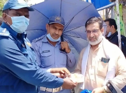 honesty is best policy lahore traffic wardens return lost rs1m to owner