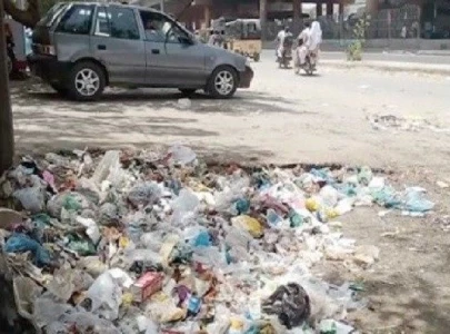hospital waste dumped openly on road