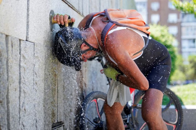 a cyclist cools off at a fountain at madrid rio park during the second day of the heatwave in madrid spain on july 25 2024 photo reuters a cyclist cools off at a fountain at madrid rio park during the second day of the heatwave in madrid spain on july 25 2024 photo reuters