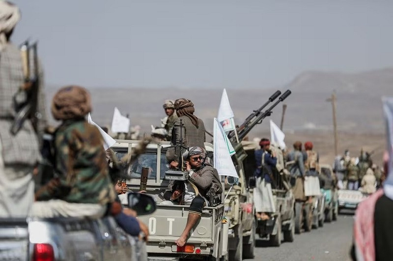 Houthi tribesmen gather to show defiance after US and UK air strikes on Houthi positions near Sanaa, Yemen February 4, 2024. PHOTO: REUTERS