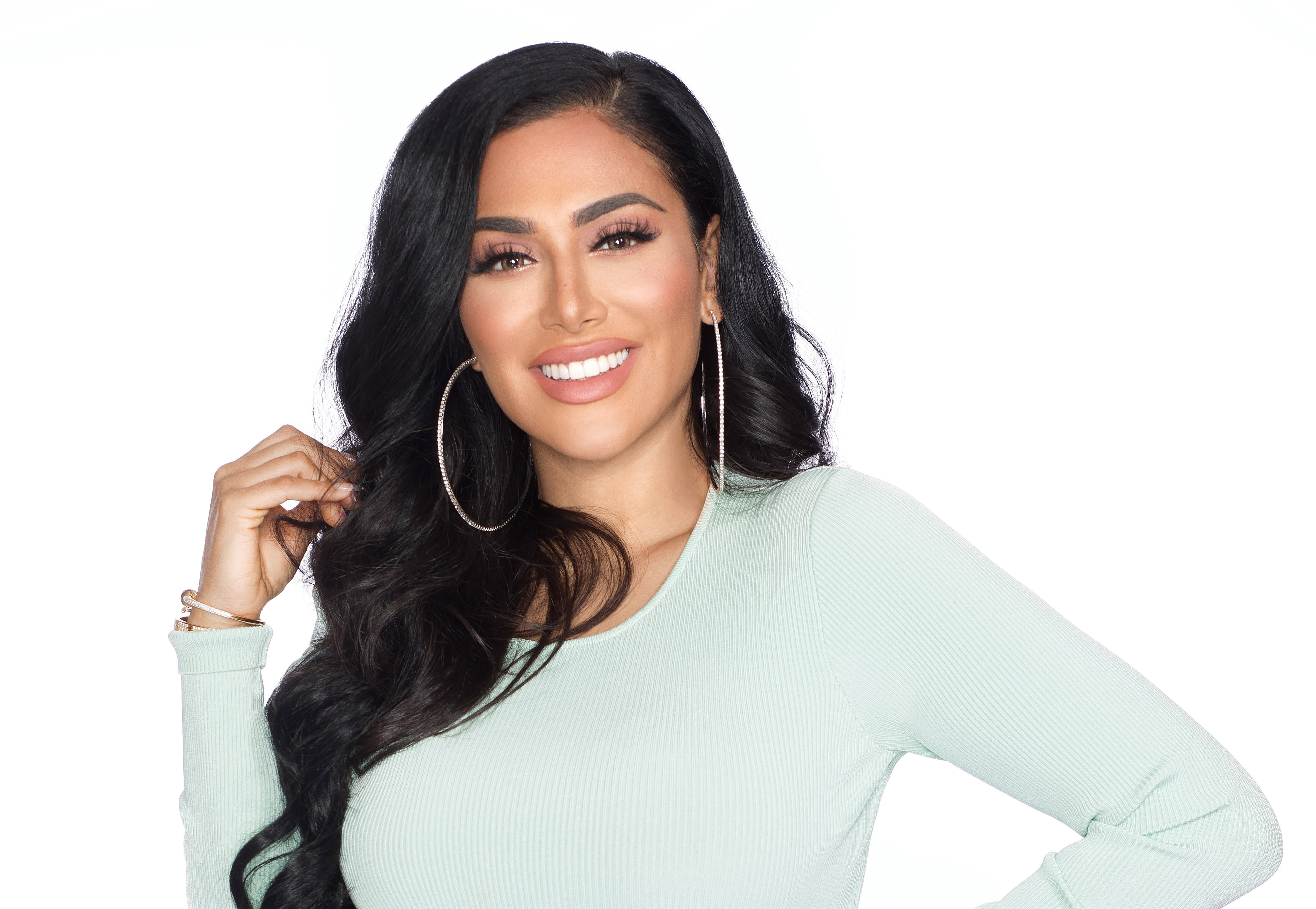 i don t want blood money huda beauty founder shuts down pro israel troll