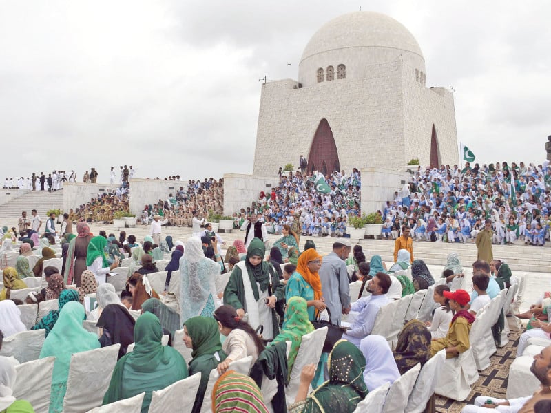 citizens assemble at quaid e azam mohammad ali jinnah s mausoleum in karachi to celebrate the independence day photo online