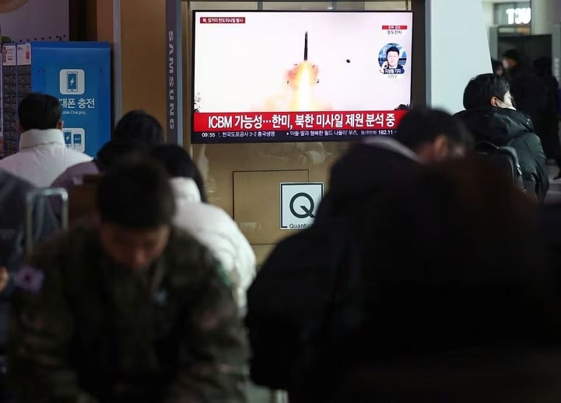 People watch a TV broadcasting a news report on North Korea firing what appeared to be a long-range ballistic missile, at a railway station in Seoul, South Korea, December 18, 2023. PHOTO: REUTERS
