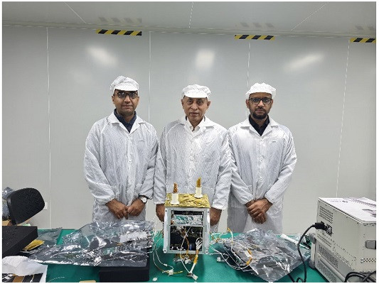 A team of scientists with the ICUBE-Q satellite. PHOTO: IST