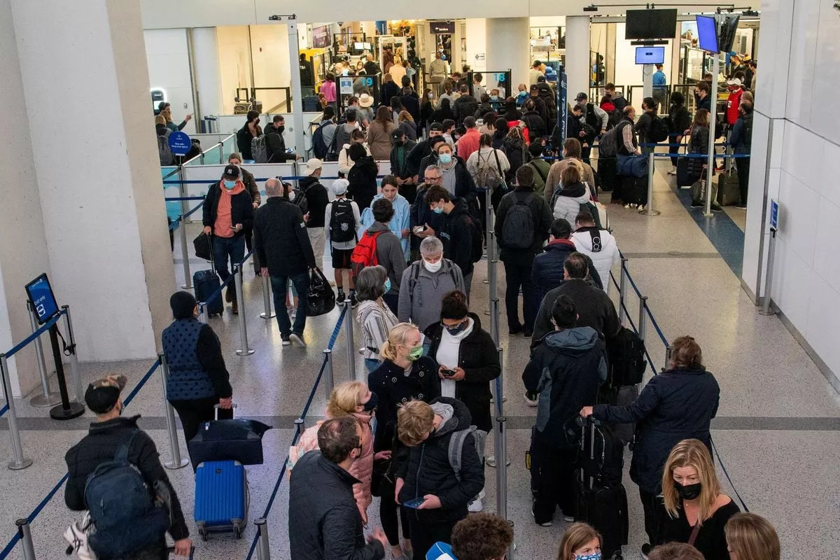 passengers wait in line inside the terminal at newark liberty international airport in newark new jersey us november 24 2021 photo reuters passengers wait in line inside the terminal at newark liberty international airport in newark new jersey us november 24 2021 photo reuters