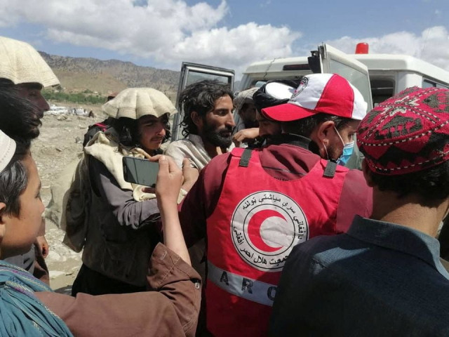 afghan red crescent medics and volunteers transport earthquake victims to hospitals in spera district khost province afghanistan june 22 2022 afghan red crescent society handout via reuters afghan red crescent medics and volunteers transport earthquake victims to hospitals in spera district khost province afghanistan june 22 2022 afghan red crescent society handout via reuters