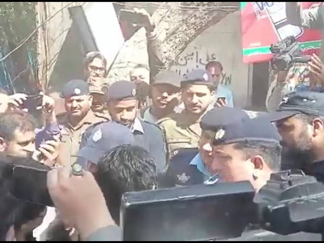 police arrive outside pti chief imran khan s zaman park residence to arrest him photo screengrab online police arrive outside pti chief imran khan s zaman park residence to arrest him photo screengrab online