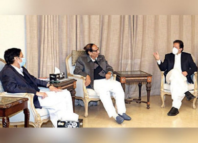pml q s elahi advises pm imran to remain cautious of aides pml q s elahi advises pm imran to remain cautious of aides