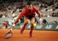 djokovic shrugs off troubles in winning start at french open