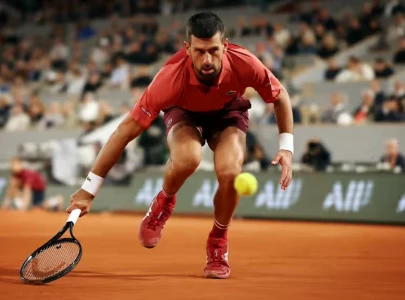 djokovic shrugs off troubles in winning start at french open djokovic shrugs off troubles in winning start at french open