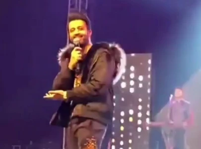watch atif aslam forgets lyrics because of inconsolable fan