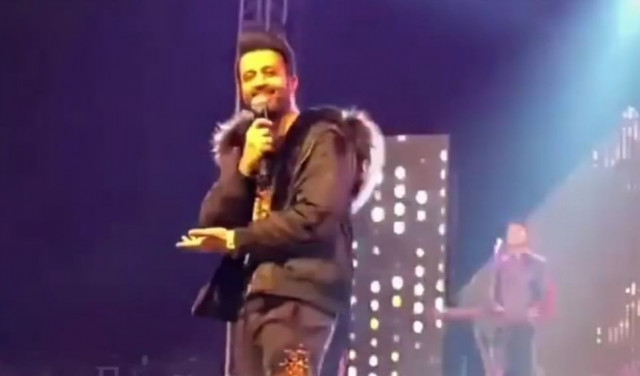 watch atif aslam forgets lyrics because of inconsolable fan watch atif aslam forgets lyrics because of inconsolable fan