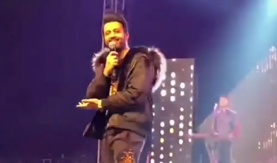 watch atif aslam forgets lyrics because of inconsolable fan