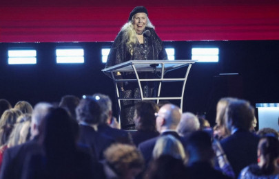 joni mitchell takes stage at all star pre grammys tribute joni mitchell takes stage at all star pre grammys tribute