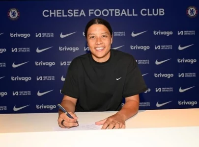 sam kerr signs new deal with chelsea