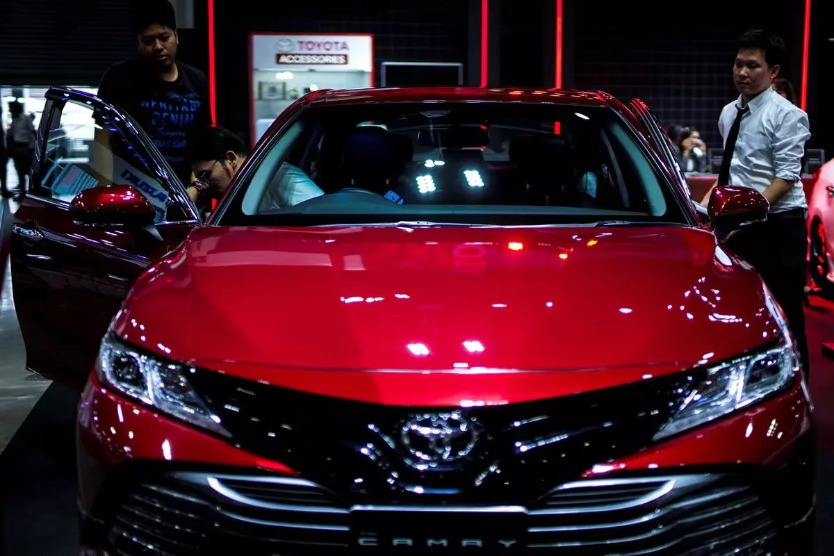 toyota s camry best selling car in us goes all hybrid toyota s camry best selling car in us goes all hybrid