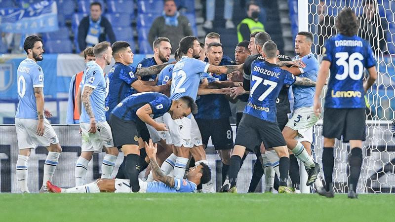 Photo of Inter 'lose heads' as AC Milan go top of Serie A
