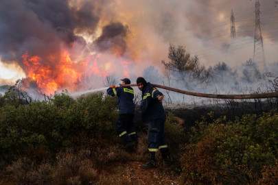 athens suburbs brace for night inferno as blaze burns homes athens suburbs brace for night inferno as blaze burns homes