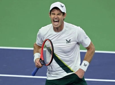 murray toughs out another win raducanu advances