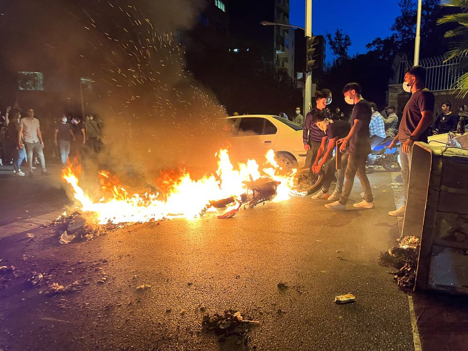Students defy Iran protest ultimatum, unrest enters more dangerous phase
