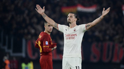 ibrahimovic keeps 10 man milan in touch with napoli ibrahimovic keeps 10 man milan in touch with napoli